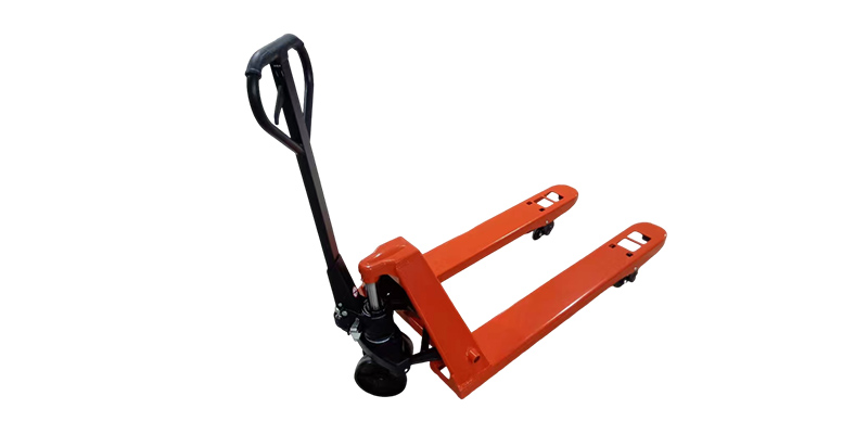 รถยกไฮดรอลิกแบบแมนนวลถูกนำมาใช้อย่างไรในการขนถ่ายวัสดุรายวันในคลังสินค้า?